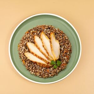 Куриная грудка с гречей и овощами