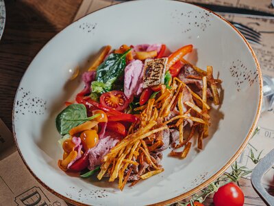 Тёплый салат с говяжьим языком и картофелем пай