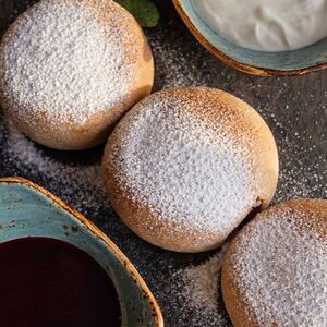 Топленые сырники со сметаной и ягодным кули