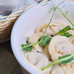 Пельмени с форелью, крабом и креветками