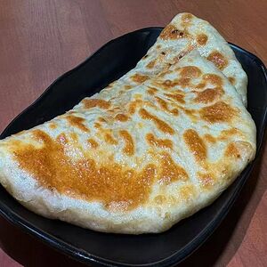Лепешка со свининой и зеленым луком
