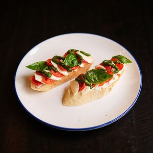 Брускетты Капрезе с песто и пилати