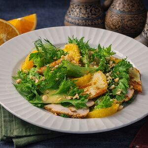 Салат с индейкой, жареным халуми, цитрусовыми и арахисом