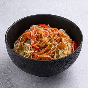 Салат «Фунчоза с овощами в соево-чесночном соусе»