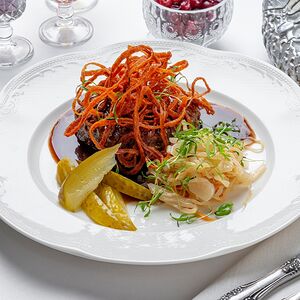 Бифштекс рубленый из мяса дичи с жареным луком и квашеной капустой