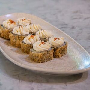 Жареный ролл с креветкой и сыром