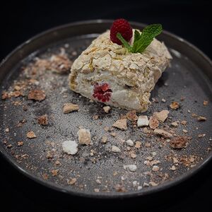 Фисташковый рулет с малиной