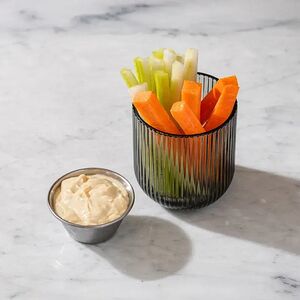 Морковные и сельдерейные палочки с чесночным соусом