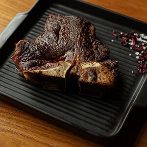 Стейк Ти-бон с томатами и чесноком