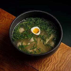 Куриный бульон с фрикадельками и перепелиным яйцом