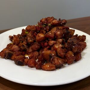Жареные куриные кусочки с перцем чили 