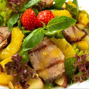 Салат с утиной грудкой и карамелизированными фруктами