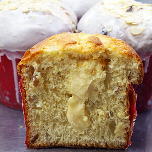 Кулич-панеттоне с миндальной начинкой