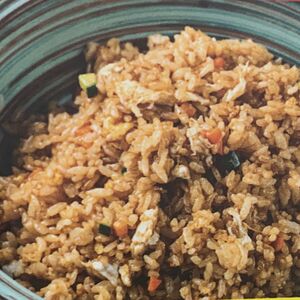 Жареный рис с яйцом и овощами