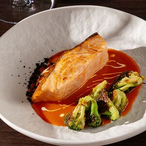 Стейк из лосося с биском и брокколи