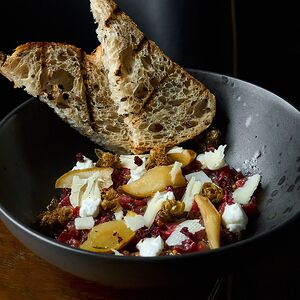 Тартар из мраморной говядины с копченой грушей