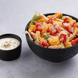 Салат «Цезарь с запеченным куриным филе»