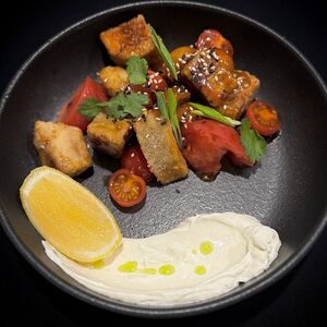 Баклажаны фри, томаты черри, азиатская заправка, кинза