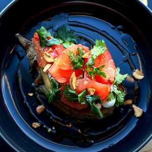 Печеный баклажан с копченым сыром и кинзой