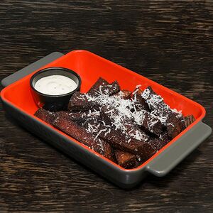 Гренки из бородинского хлеба с пармезаном и соусом