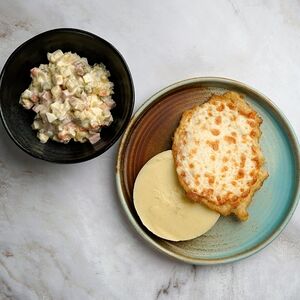 Салат оливье, отбивная с сыром и картофельное пюре