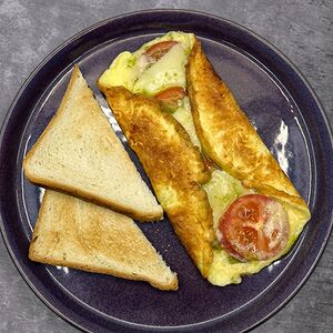 Омлет с сыром, томатом и соусом песто