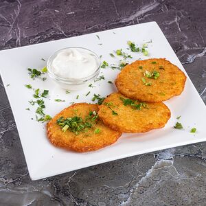 Драники со сметаной и зеленью