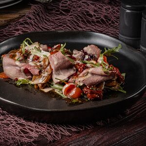 Салат с ростбифом и маринованным баклажаном 