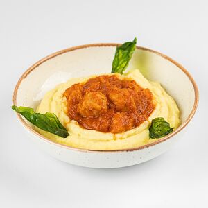 Пюре с фрикадельками в томатном соусе