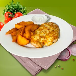 Куриная отбивная под сыром с французской горчицей, картофельными дольками и сметанным соусом 