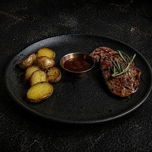 Медальоны из говядины с жареным картофелем