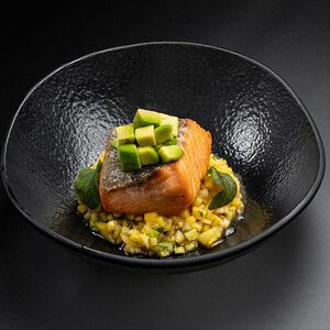 Хрустящий лосось с фруктовой сальсой