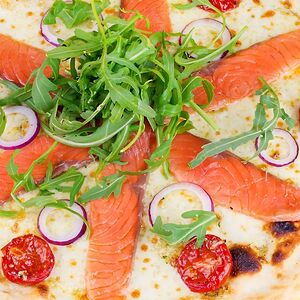 Пицца с лососем