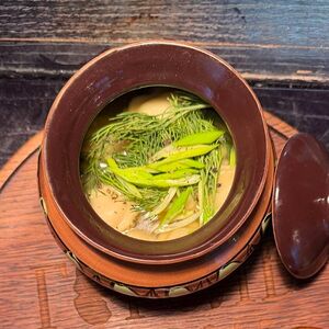 Домашние пельмени в бульоне с травами и сметаной