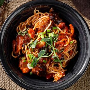 Смешанная лапша Хакка с курицей, креветками, грибами и свининой в соусе Шамбала