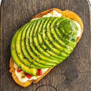 Брускетта с авокадо и вяленными томатами