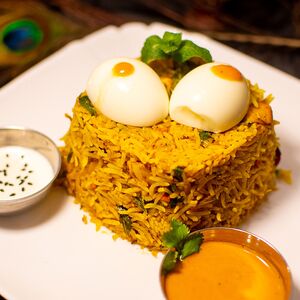 Вегетарианский бирьяни со средним количеством мяса и яйцом