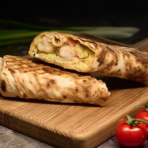 Тёплый ролл с креветками