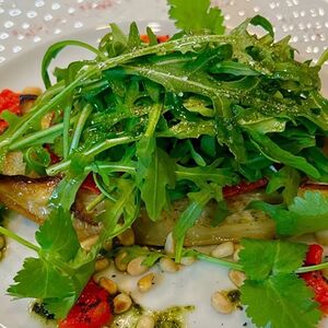 Печёные баклажаны с соусом песто