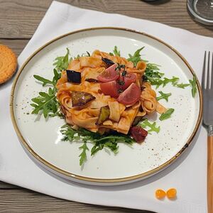 Паста с овощами в томатном соусе