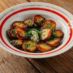 Печёный картофель со сванской солью и копчёной сметаной 