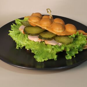 Вафля с курицей и маринованным огурчиком