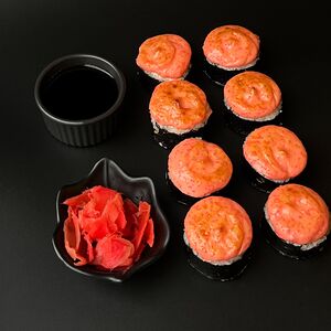 Запеченный маки-ролл с лососем