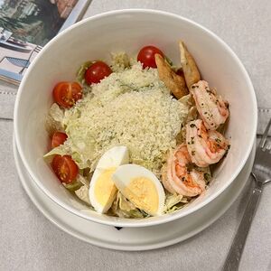 Салат Цезарь с королевскими креветками