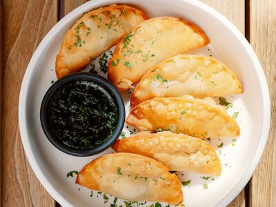 Мини-чебуреки с томленой говяжьей щекой и белыми грибами