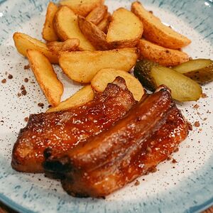 Свиные ребрышки с картошкой по-деревенски