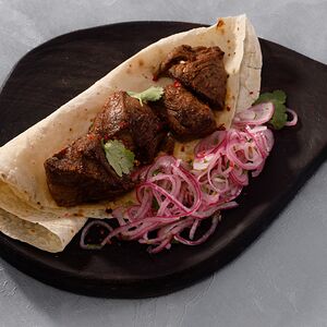 Шашлык из бараньей мякоти с лавашом и маринованным красным луком 