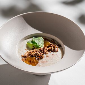 Каша овсяная с гранолой и инжирным конфитюром