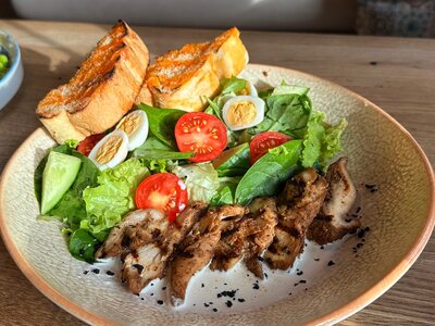 Салат с куриным филе и соусом дор блю