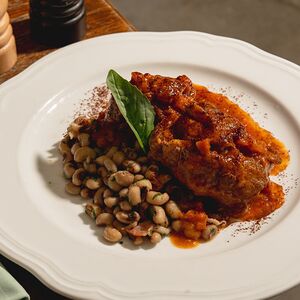 Говяжьи хвосты с фасолью и беконом